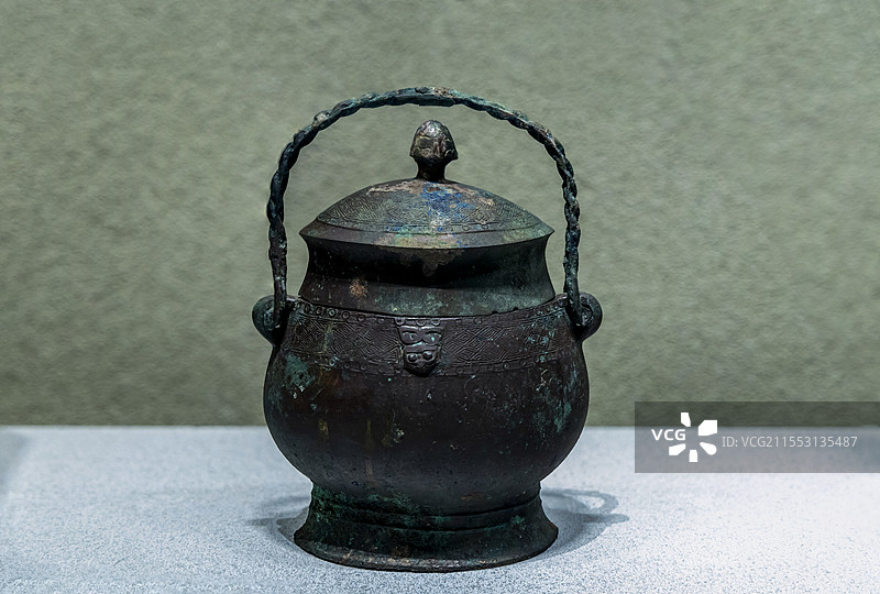 山西博物院“夏商踪迹”展：雷纹提梁卣（商，山西省运城市闻喜县酒务头商墓出土）图片素材
