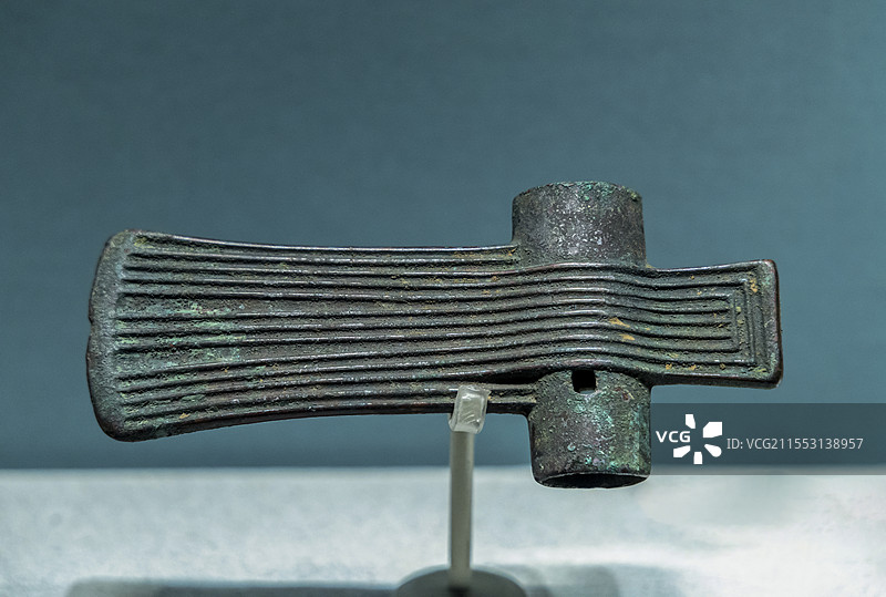 山西博物院“夏商踪迹”展：直线纹管銎斧（商，山西省忻州市保德县林遮峪遗址出土）图片素材