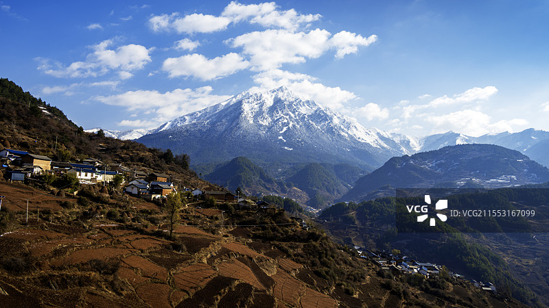 雪邦山脚下图片素材
