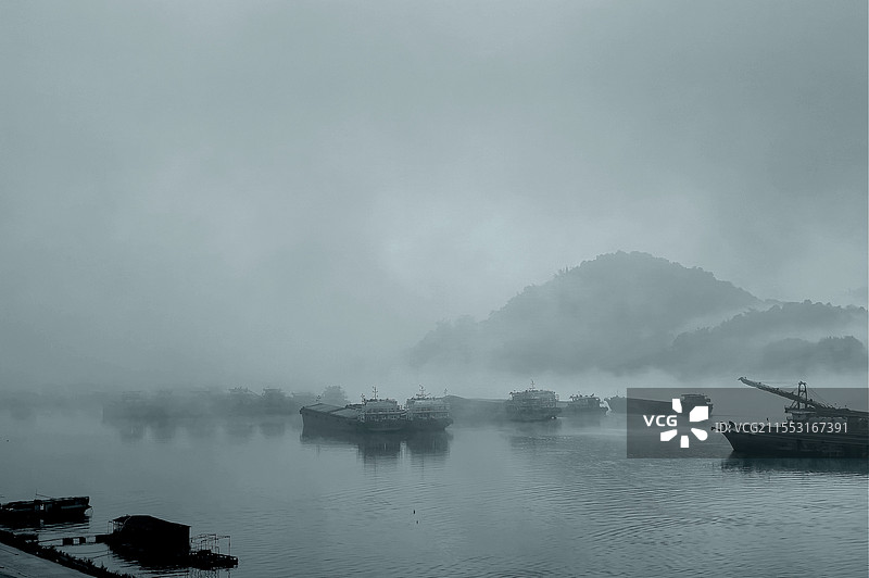 西江晓雾西江广东省云浮市郁南县都城段。清晨的薄雾笼罩着西江河上。图片素材