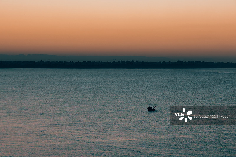 土耳其安塔利亚夕阳西下的船只图片素材