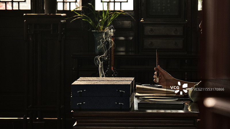 传统中式书房——古籍、文房、香炉与花几图片素材