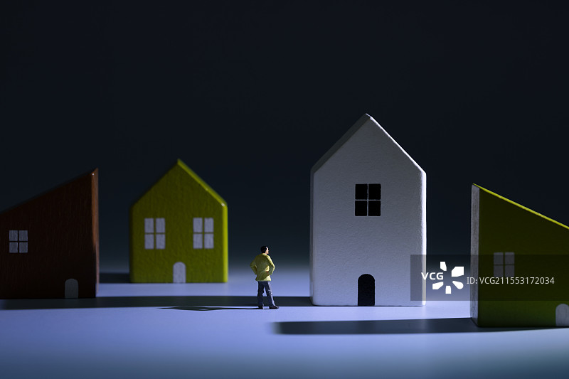 微缩创意夜晚在木质小房子外站立的中年男性图片素材