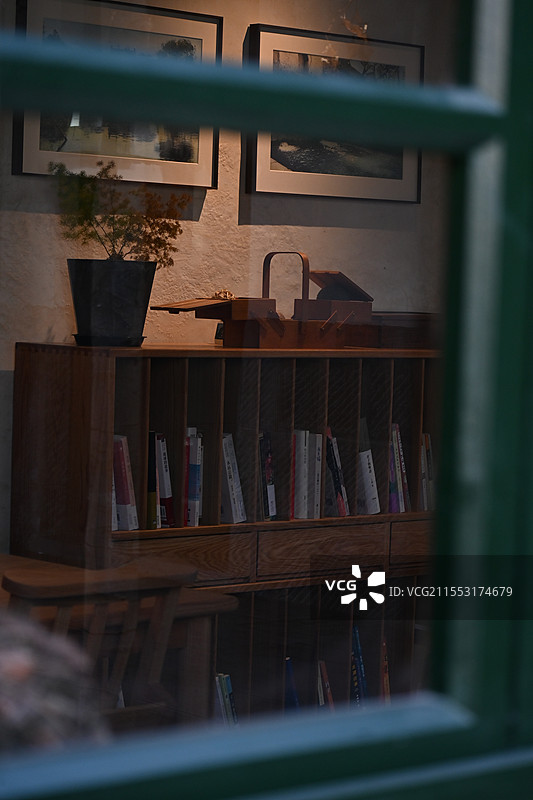 窗内的静谧角落图片素材