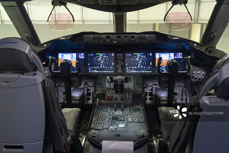 民航客机波音787驾驶舱全景图图片素材