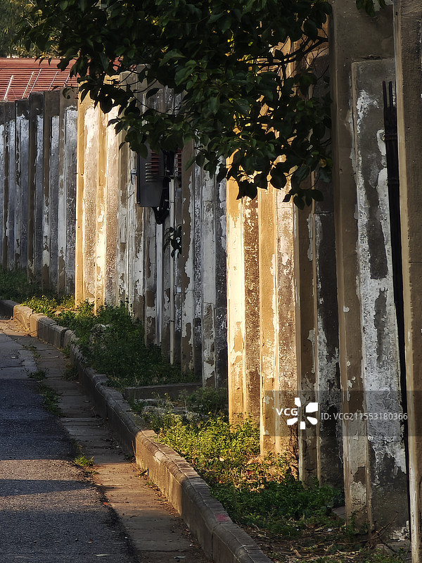 光影斑驳的围墙图片素材