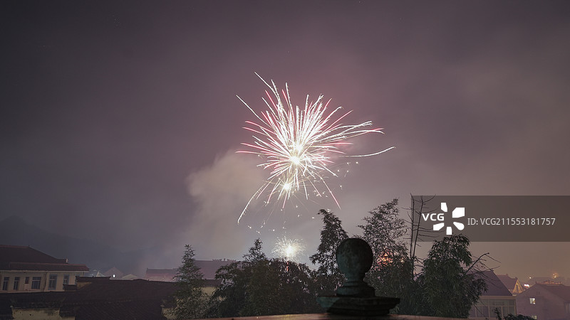 烟花绽放乡野间，除夕夜的宁静与热闹图片素材