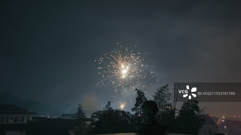烟花绽放乡野间，除夕夜的宁静与热闹图片素材