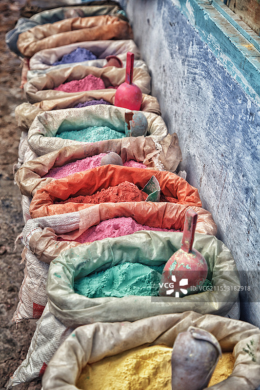 摩洛哥舍夫沙万Chefchaouen世界著名蓝色小镇的颜料商店，颜料色彩图片素材