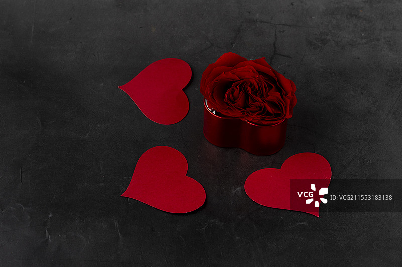 红玫瑰与爱心卡片图片素材