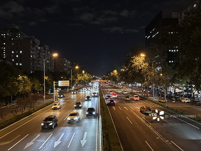 北京城市夜间上下班通勤分割线道路交通的高角度视野图片素材