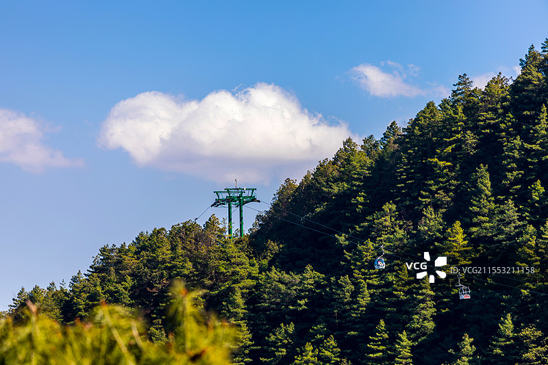 云南大理苍山云海中的索道缆车图片素材