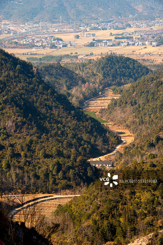 山里山外，大山下的村庄，郊外，天台紫凝山风光图片素材