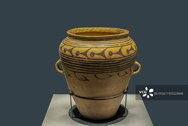 青海省博物馆“历史文物展”：鱼纹彩陶瓮（马家窑文化马家窑类型，同德县宗日遗址出土，青海省博物馆藏）图片素材
