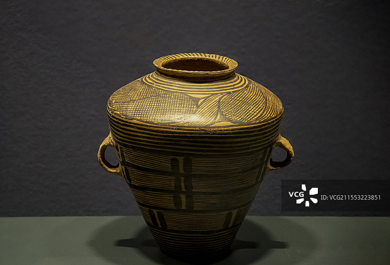 青海省博物馆“历史文物展”：弦线网纹彩陶瓮（马家窑文化马家窑类型，同德县宗日遗址出土，青海博物馆藏）图片素材