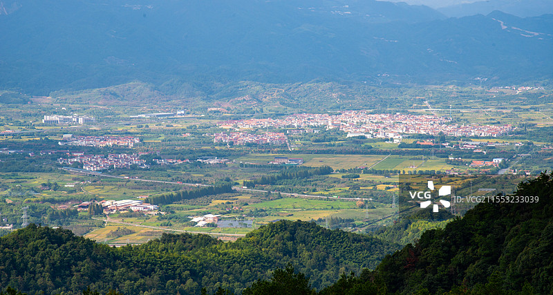 乡村田园风光，大山下的人家，村庄，村镇，村落图片素材