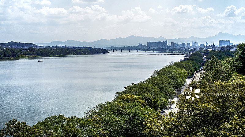 江西赣州市古城墙八镜台上眺望（左）章（右）贡二水合为赣江图片素材