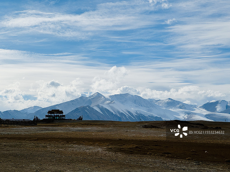 高原雪山一拉丝状的云彩一摄于新疆木吉火山口图片素材