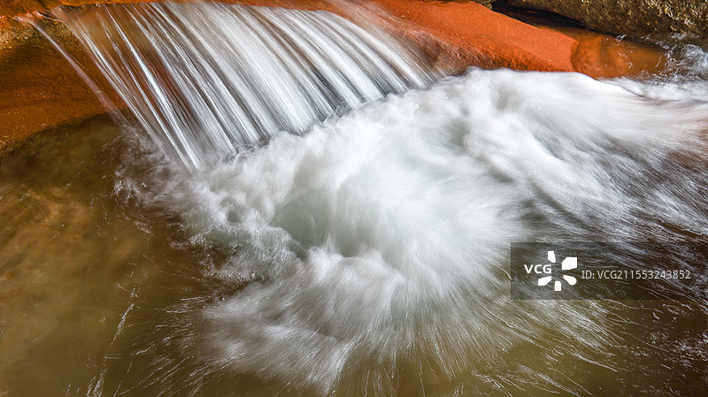 慢速溶洞里的泉水矿泉水图片素材