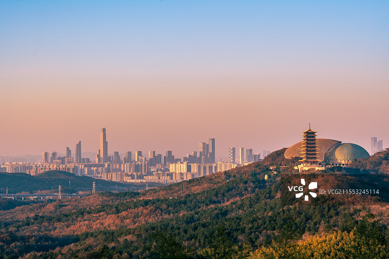 南京牛首山风景区佛塔佛顶宫和南京城区 CBD 日落金光时分同框图片素材