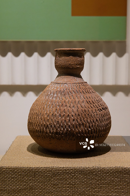 西安半坡博物馆收藏展出的新石器时期半坡文化文物陶罐图片素材