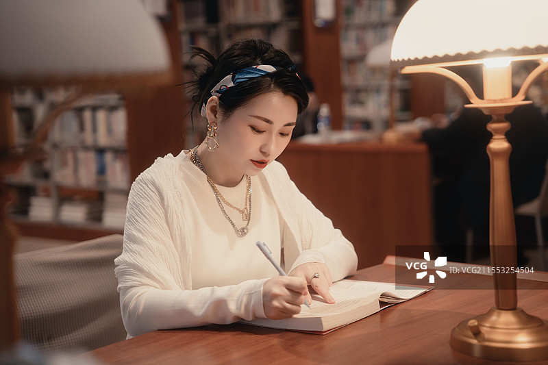 女士在图书馆图片素材