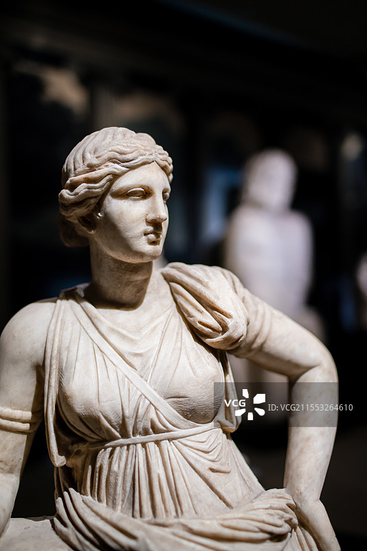 土耳其伊斯坦布尔考古博物馆重要馆藏文物——4世纪希腊米蒂利尼的阿尔忒弥斯大理石雕像图片素材