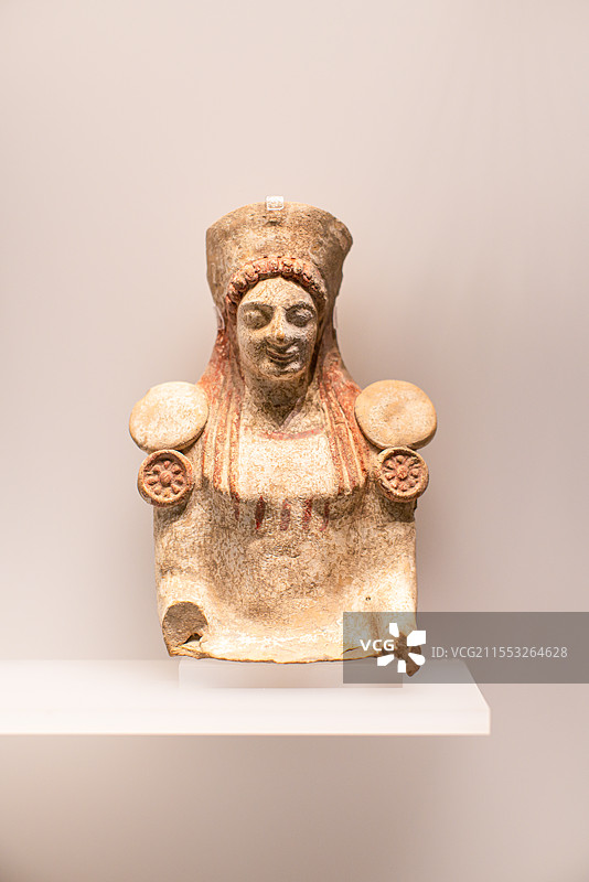 土耳其伊斯坦布尔考古博物馆重要馆藏文物——公元前5世纪意大利塔兰托的彩陶女神像图片素材