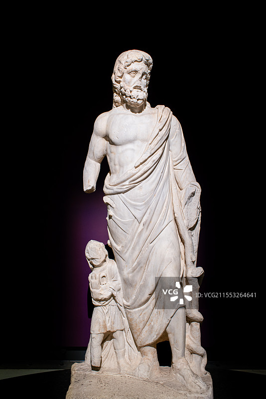 土耳其伊斯坦布尔考古博物馆重要馆藏文物——2世纪米利都的阿斯克勒庇俄斯和泰莱斯福鲁斯雕像图片素材