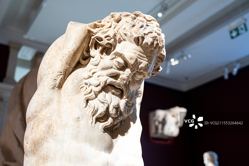 土耳其伊斯坦布尔考古博物馆重要馆藏文物——公元前3-2世纪古罗马时期梅尔辛的马耳叙阿斯大理石雕像图片素材