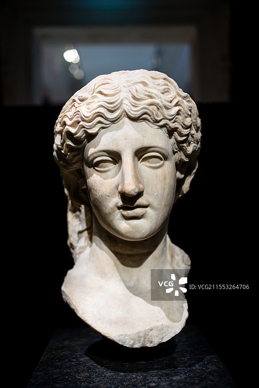 土耳其伊斯坦布尔考古博物馆重要馆藏文物——公元5世纪古罗马时期土耳其艾登的女子大理石头像图片素材