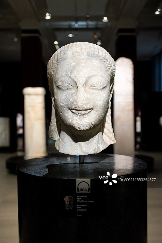 土耳其伊斯坦布尔考古博物馆重要馆藏文物——公元前6世纪希腊萨摩斯的少年男子大理石头像图片素材