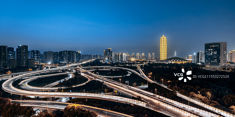 中国河南郑州郑东新区绿地千玺广场和金水路立交桥天际线夜景图片素材