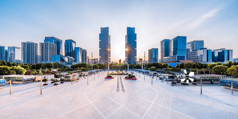 中国河南郑州东站火车站广场和绿地双子塔黄昏城市天际线高视角风光图片素材