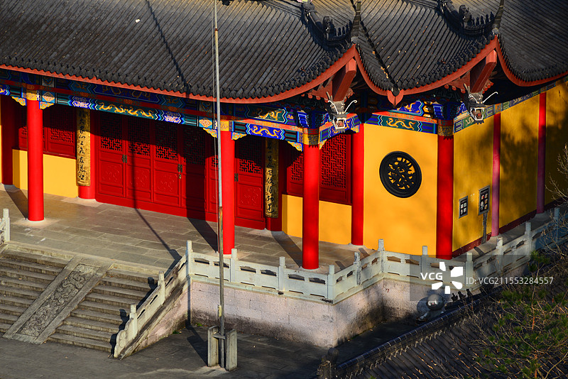 寺庙建筑局部特写，体现红与黄色调，绍兴新昌大佛寺景区图片素材