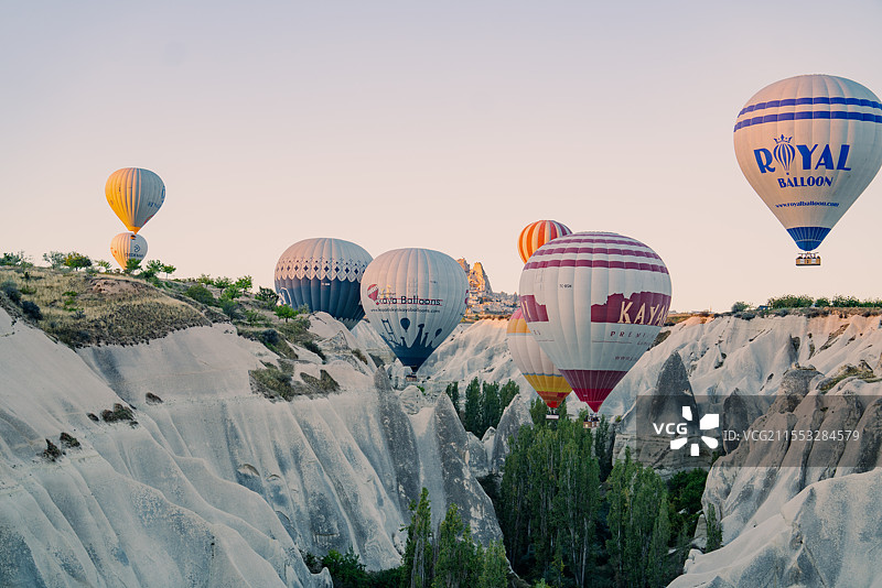 日出时分卡帕多奇亚的浪漫的热气球图片素材