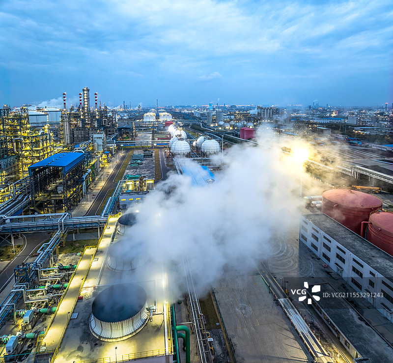 夜幕下的化工厂工业景观图片素材