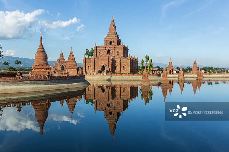 瑞丽市中缅友谊胞波塔——中缅情谊的象征图片素材