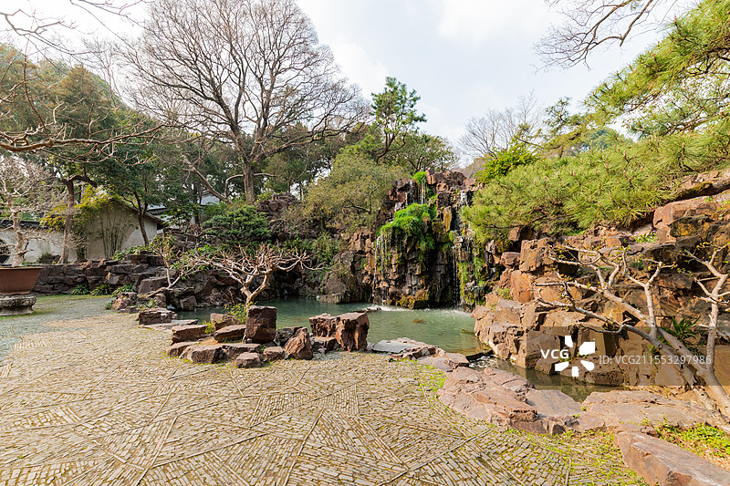 中国苏州 虎丘山的万景山庄 中式园林假山瀑布造景图片素材