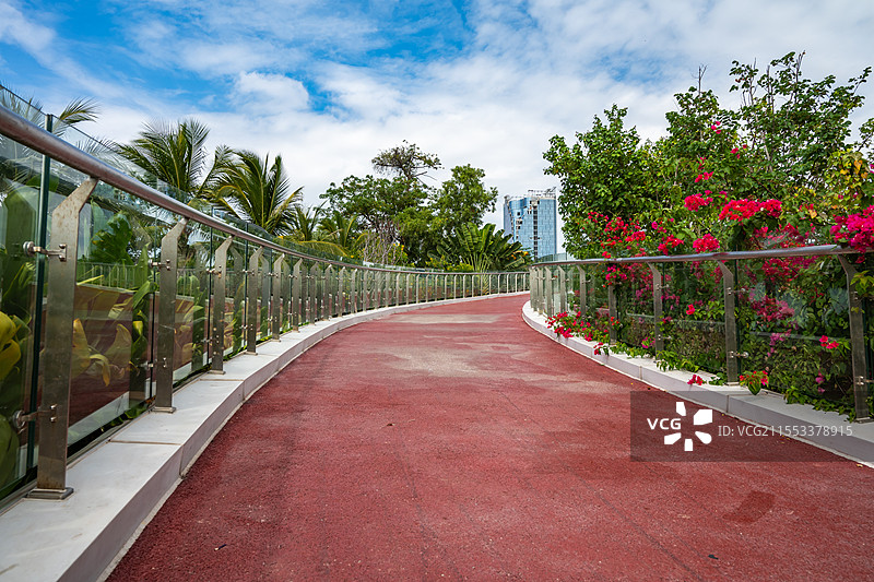 三亚湾凤凰岛桥头公园人行天桥，中国海南省三亚市图片素材