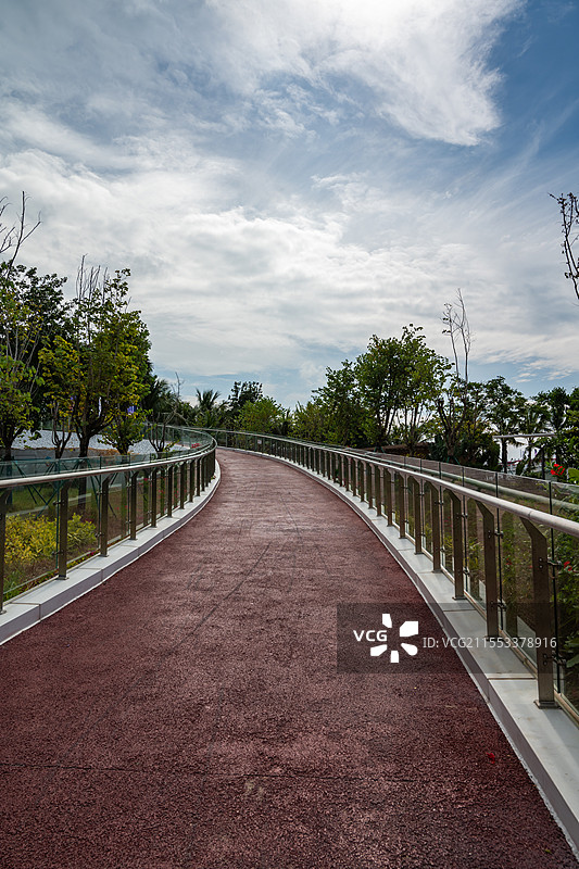 三亚湾凤凰岛桥头公园人行天桥，中国海南省三亚市图片素材
