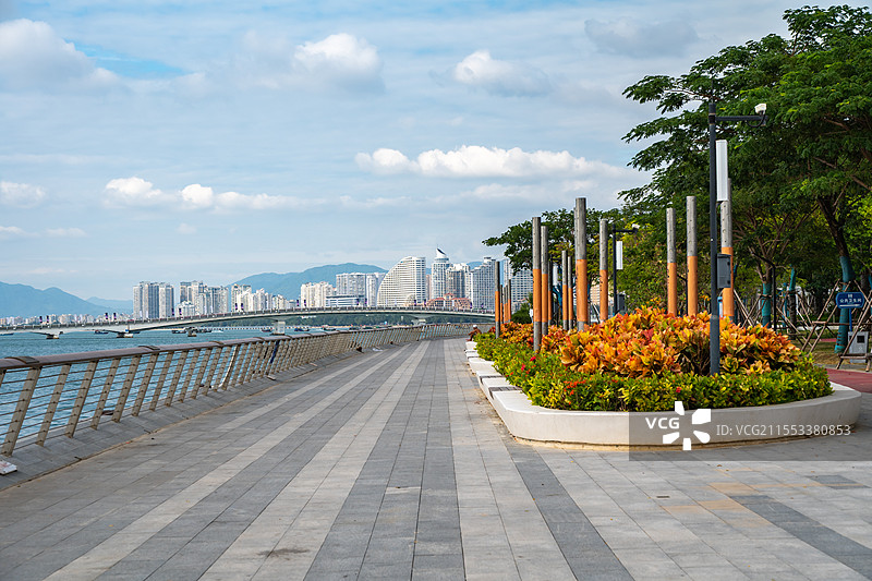 三亚湾凤凰岛桥头公园，中国海南省三亚市图片素材