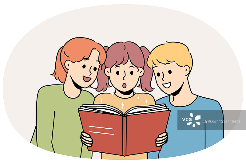 孩子们阅读书籍，对其中的事实感到惊讶图片素材
