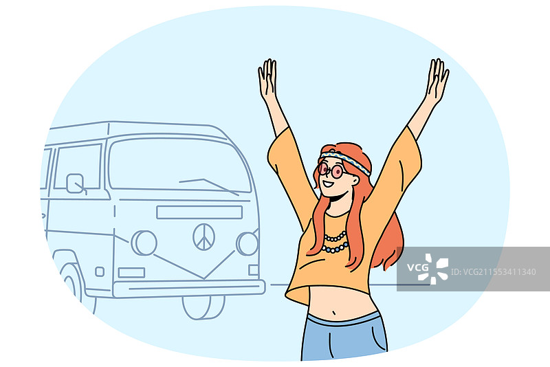 嬉皮女孩在迷你面包车中进行夏季旅行图片素材