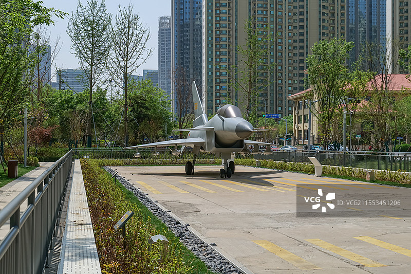 山东济南张庄机场文化公园（机场跑道地面原址）展出“歼10”飞机模型图片素材