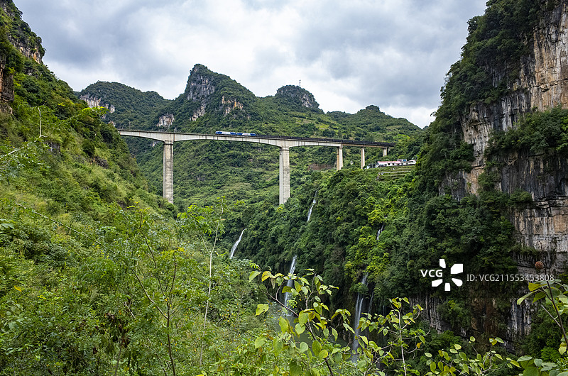 贵州马堡树瀑布，位于兴仁市西部与兴义、普安交界处的鲁础营回族乡境内，在国家风景名胜区马岭峡谷上游图片素材