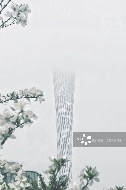 云雾缭绕中，广州塔如梦幻之笔，直插天际。身旁繁花悄然绽放，于朦胧间诉说着城市的浪漫与生机 。图片素材