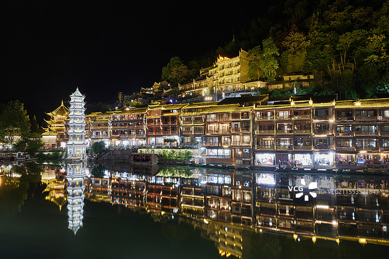 夜晚的湖南省湘西土家族苗族自治州凤凰古镇凤凰古城万名塔风光夜景图片素材