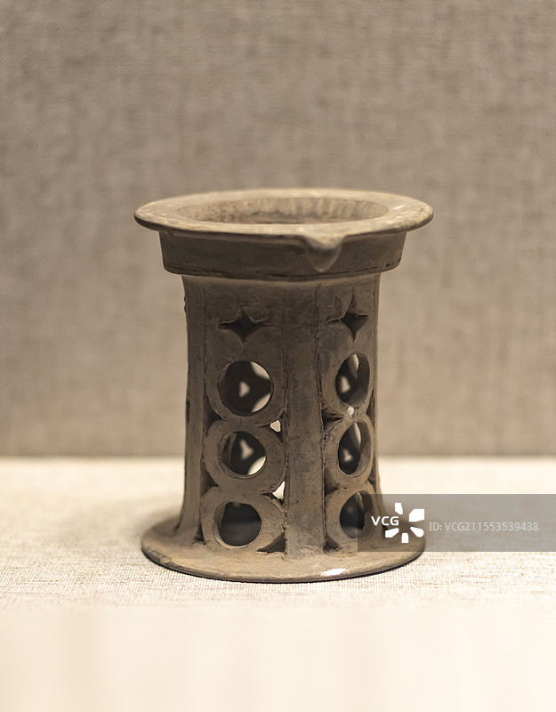 镂孔高圈足陶豆 新石器时代大汶口文化 距今6100-4600年 郸城县段寨出土 河南博物院图片素材