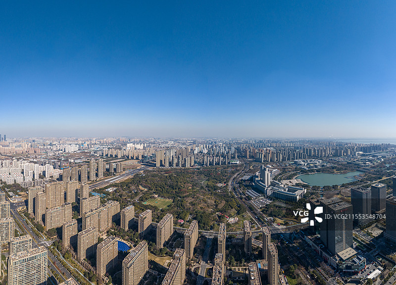 航拍江南江苏无锡湿地公园与城市美景，尚贤河湿地秋冬景色图片素材